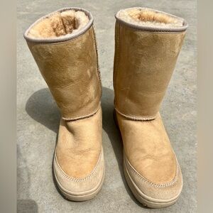 UGG Classic Short Shearling-Lined Winter Boots in Chestnut